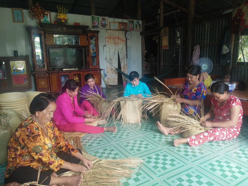 Chi Thi Vi (áo hồng) đan đệm bàng cùng Hôi viên.jpg